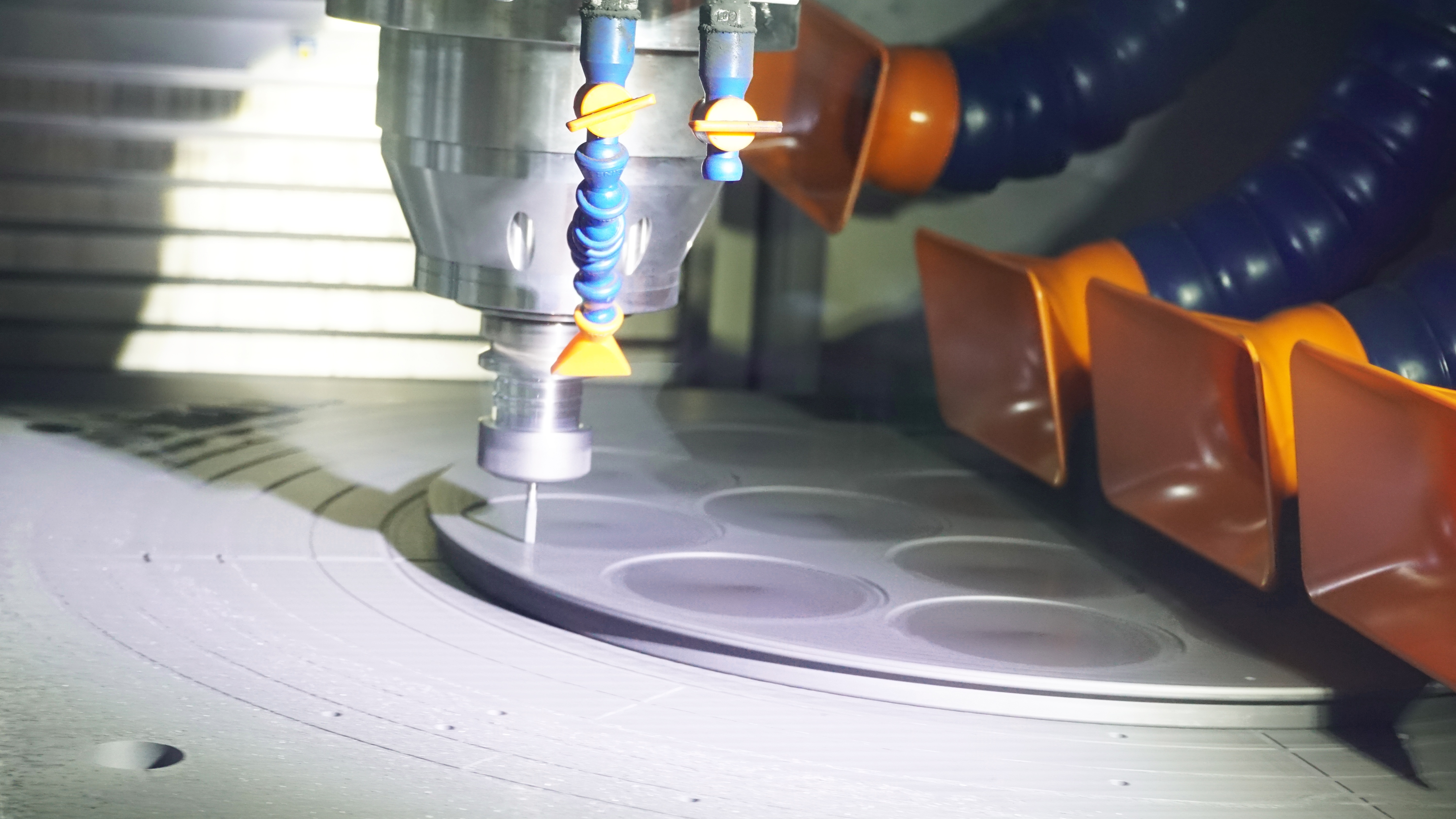 All'interno del workshop di lavorazione meccanica di precisione CNC VETEK: costruire le basi di componenti semiconduttori di elevata purezza
